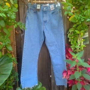 BRAND NEW w tags!!! Women’s Levis Jean.